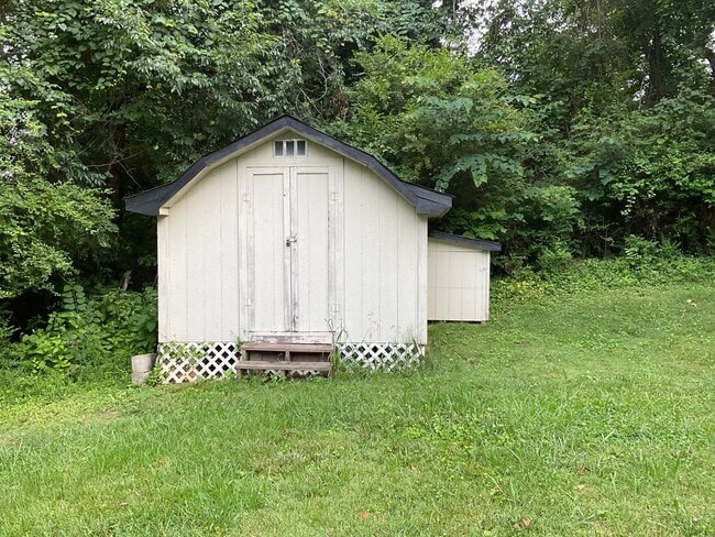 Building Photo - Short term - Clean and tidy 3 bedroom/1 bath near Cherokee Park