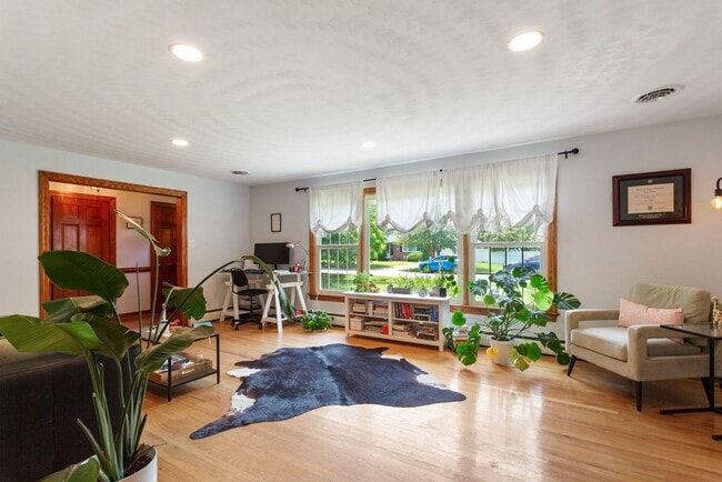 Building Photo - Thoroughgood