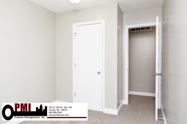 Building Photo - 3 Bedroom and 1.5 bathroom Duplex for rent