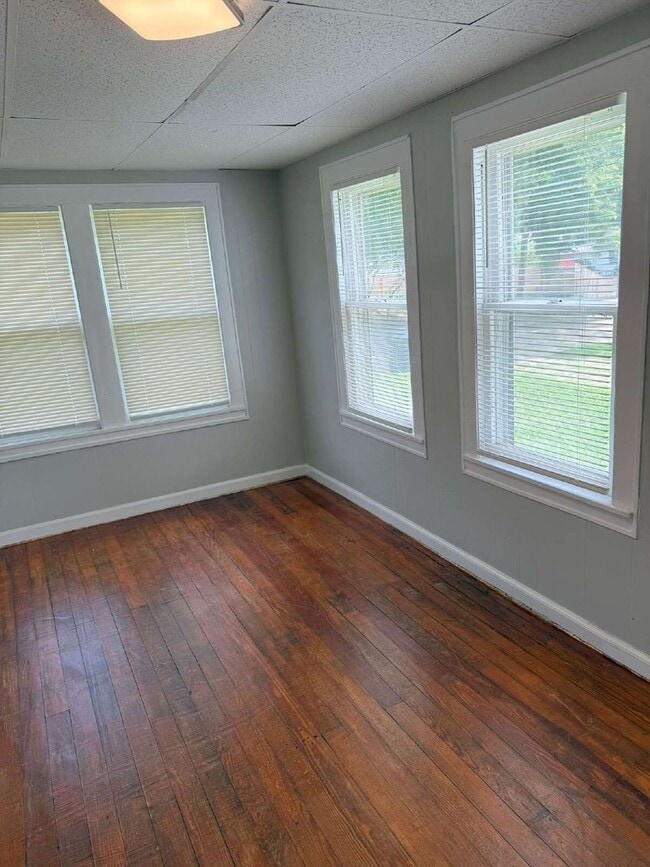 Building Photo - 3 bedroom, 1 bath remodeled home