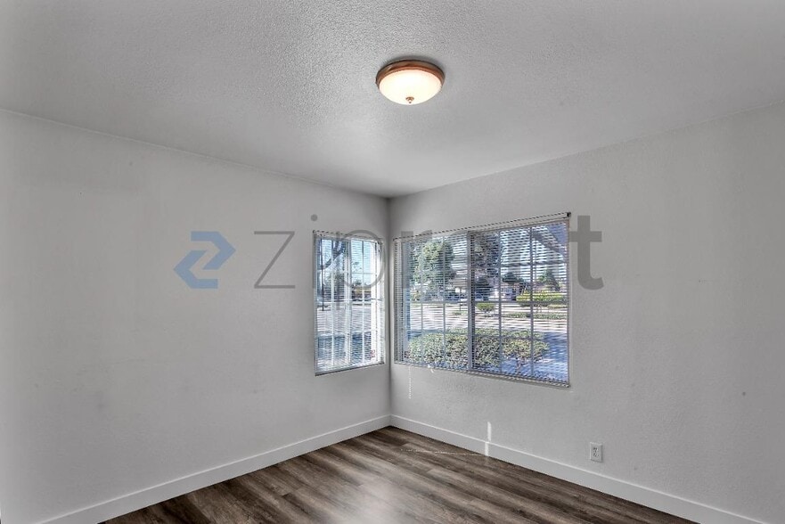 Building Photo - Unit