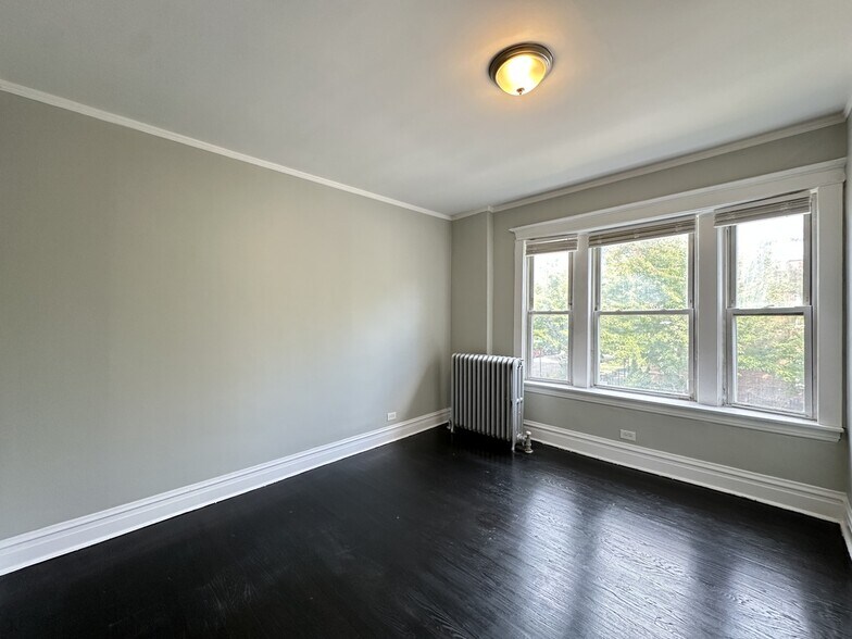 Building Photo - 4301 W Wrightwood Ave