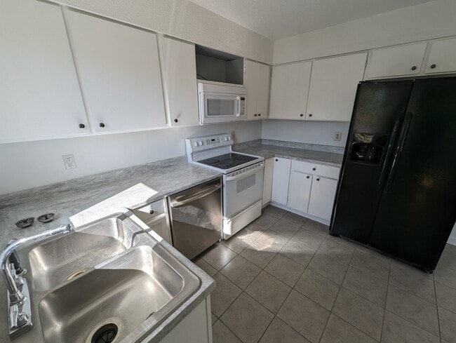 Kitchen - 275 W Parkview Dr