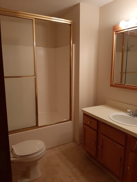 Full Bath - 9666 Sawgrass Ct
