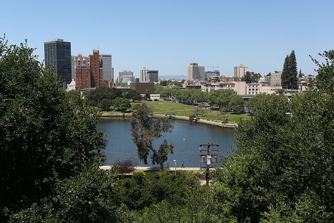 Building Photo - Elegant 1BR/1BA in Oakland's Cleveland Hei...