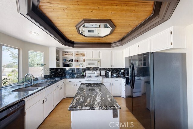 Building Photo - 5637 Redwood Ave