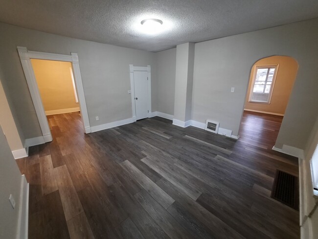 Building Photo - 3 Bedroom, 1 Bathroom Home with additional...