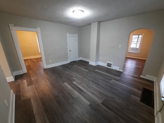 Building Photo - 3 Bedroom, 1 Bathroom Home with additional office/den space and fenced yard!