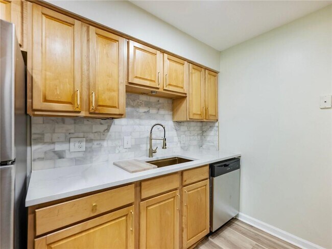 Building Photo - 605 Candler St