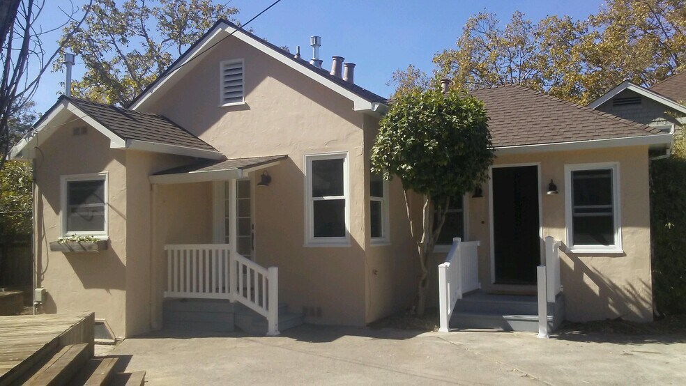 1 Bdrm cottage w/ large outdoor deck and 2 entrances deck - 15 Treanor Street