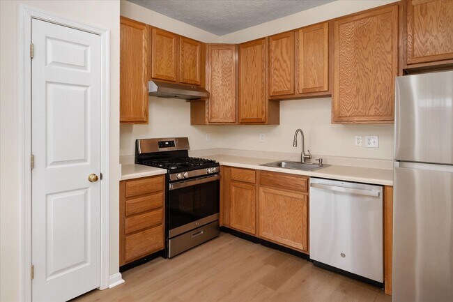 Building Photo - Beautiful End-Unit Townhome for Rent