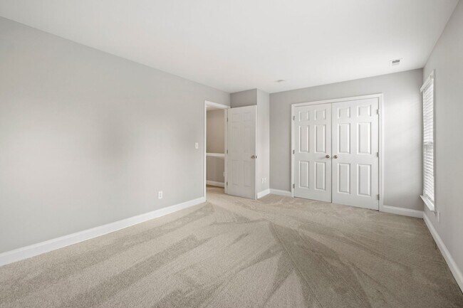 Building Photo - Newly remodeled townhome