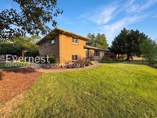 Building Photo - 4-Bed/2-Bath House Charming Home with Fenced Yard/ Available Now!
