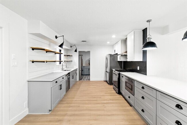 Building Photo - 6906 Twin Crest Dr