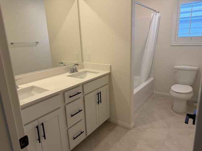 Building Photo - Spacious Home in Belcarra