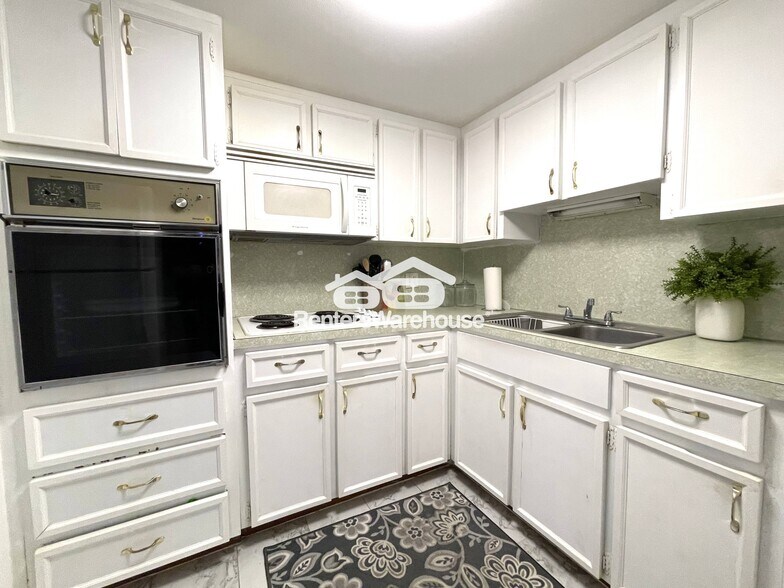 Building Photo - 2042 Australia Way E