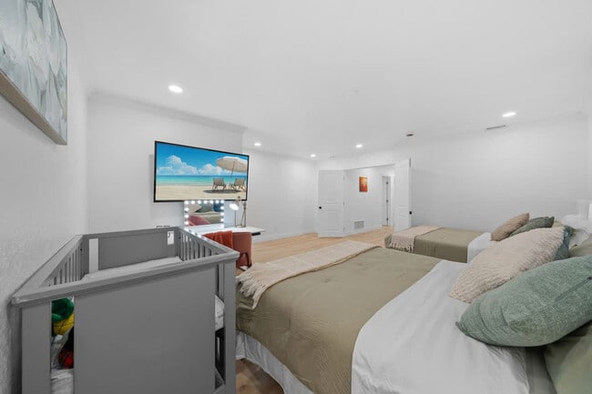 Building Photo - 5048 Bluff Pl