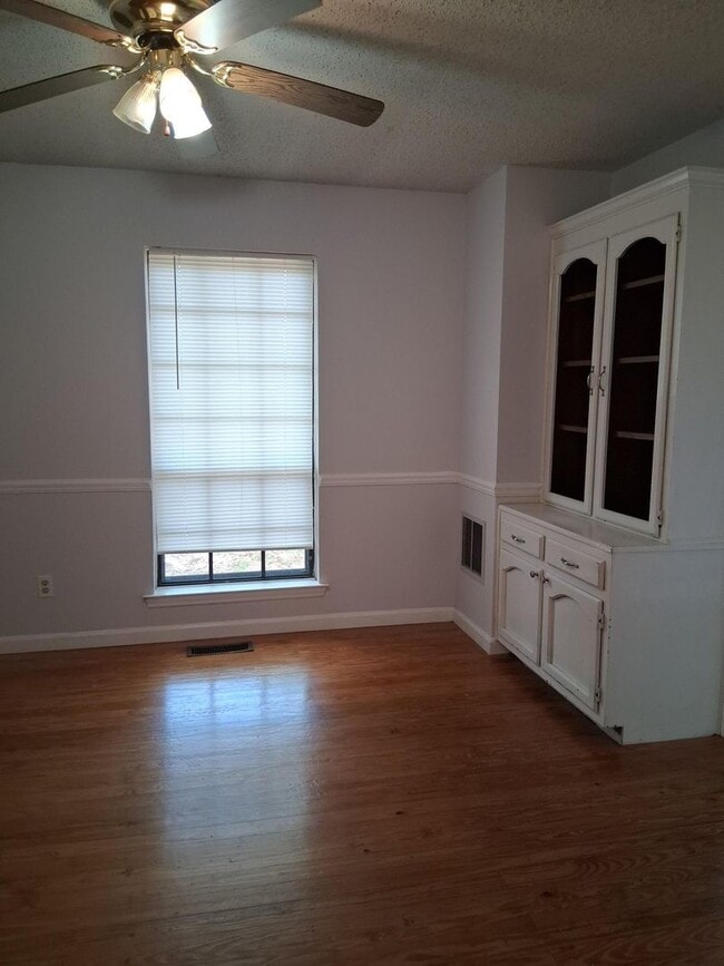 Building Photo - Alabaster