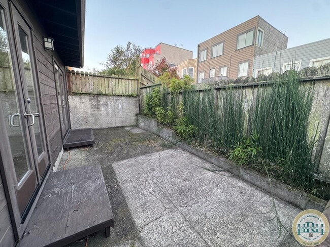 Building Photo - Tranquil & Spacious 2 BR/Den/ 1 BA Condo in the Central Richmond District