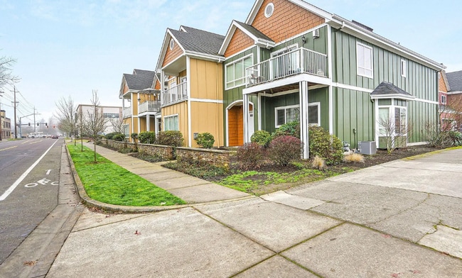 Building Photo - Beautiful and Spacious Single Family Condo...