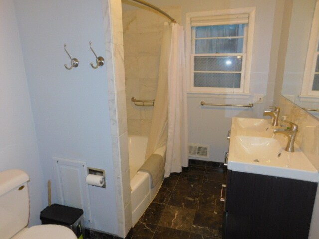 Building Photo - 819 Kenwood Pkwy