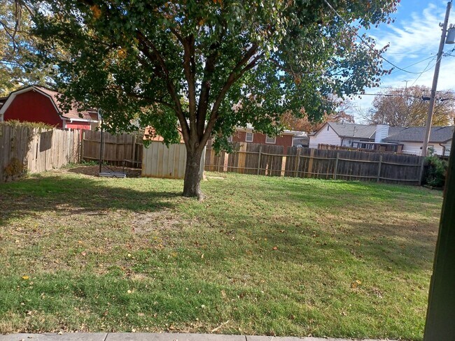 Building Photo - South Side 3 Bed 1 bath Home with Garage