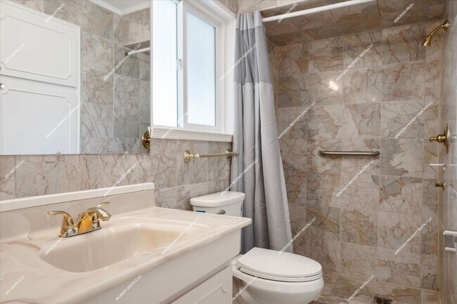 Building Photo - Rare Rental! Beautiful 1900 sq ft 3-bedroo...