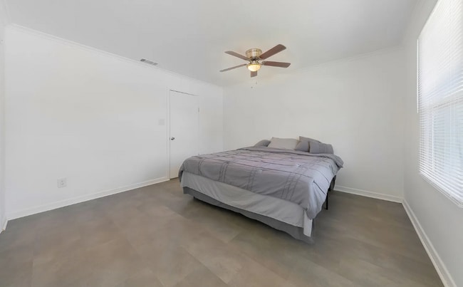 Building Photo - 3 Bedroom home in highly desireable area