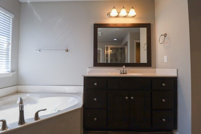 Building Photo - Spacious 3 Bedroom / 2 Bathroom with Modern Upgrade