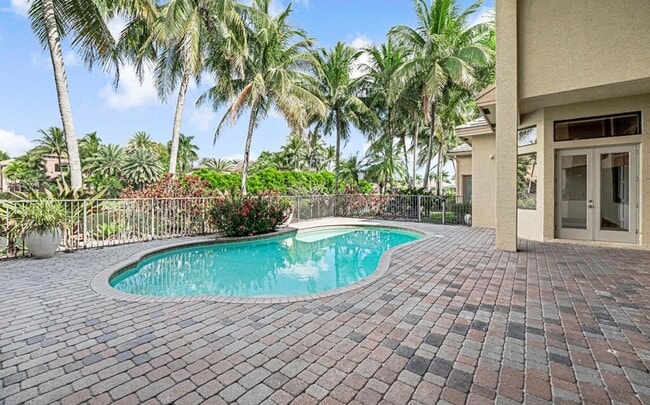 Building Photo - 10513 Versailles Blvd