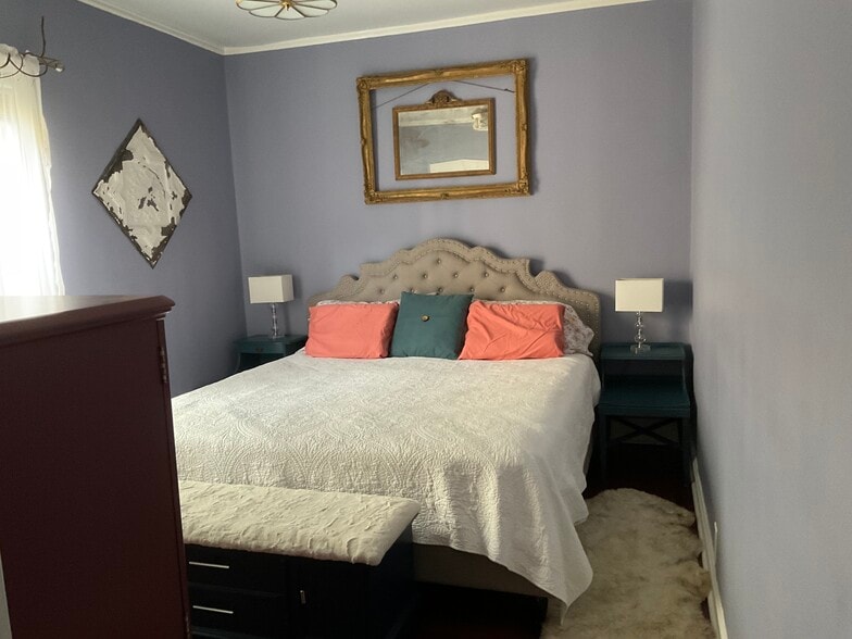 Master bedroom with king size bed - 825 Forest Ave