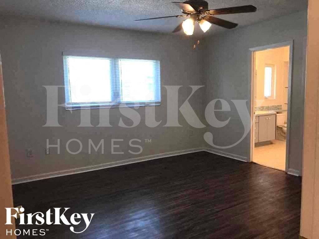 Building Photo - 833 Weeburn St