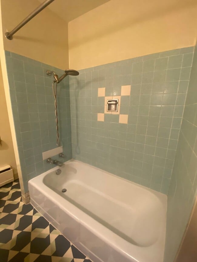 Building Photo - 2 bed 1 bath duplex. Less than 3 miles fro...