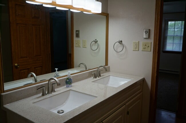 Building Photo - 140 Greenleaf Rd