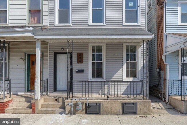Building Photo - 825 Scull St