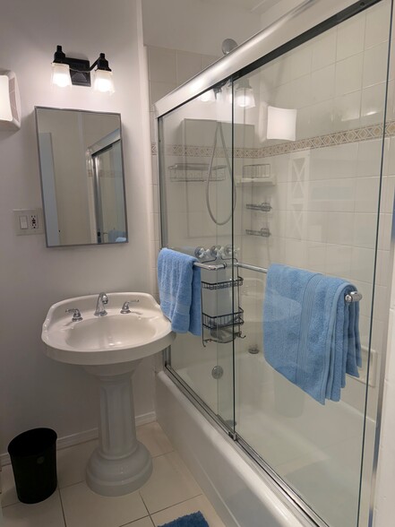 Bathroom - 518 1/2 Crane Blvd