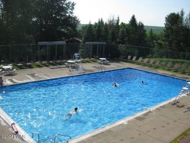 Building Photo - 402 Canoe Brook Dr