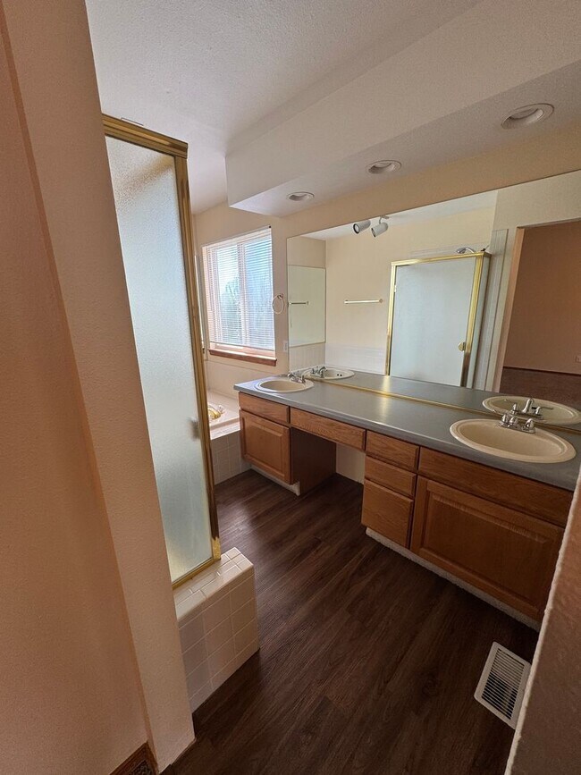 Building Photo - Charming 5 Bed 3 Bath House