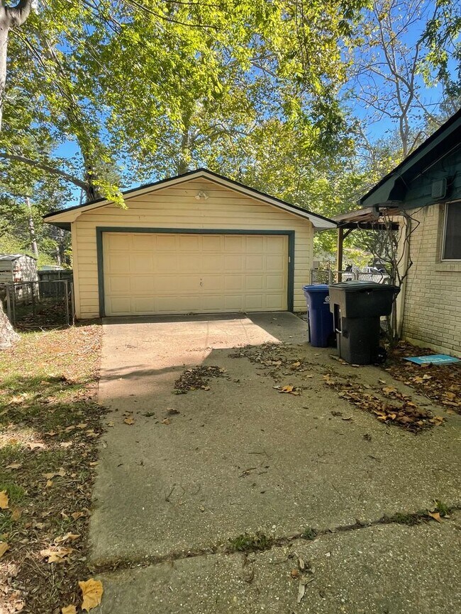 Building Photo - Large 4 Bedroom Home in Southern Hills