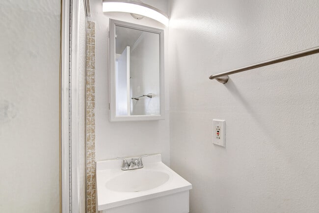 Building Photo - 600 SW 2nd Ave