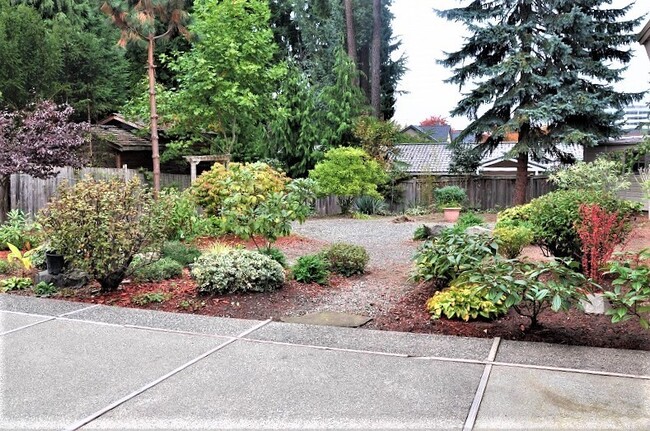 Building Photo - Gorgeous well maintained 4 bed house avail...