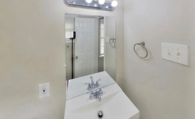 Building Photo - Beautifully Renovated 3-Bedroom Home with Premium Finishes