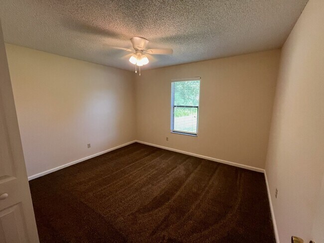 Building Photo - 3 Bedroom 2 Bath house with Garage Near Fl...