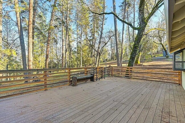 Building Photo - Beautiful 3BR/3BA Home on 1 Acre in Gated ...