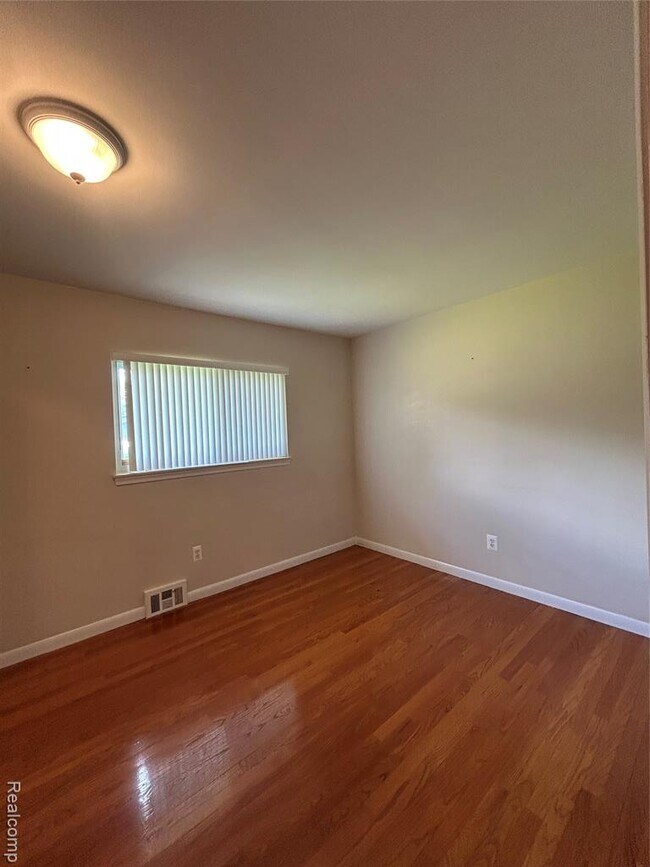 Building Photo - 129 Pleasant Lake Dr