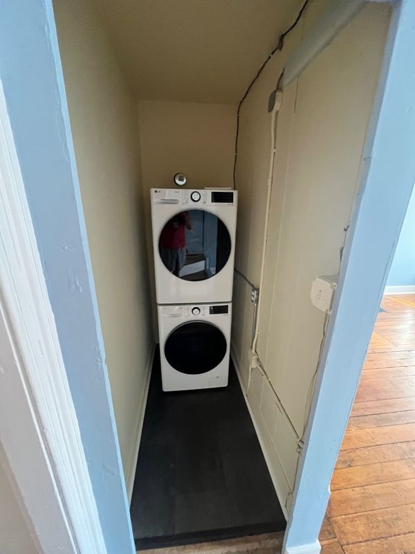 Building Photo - 612 Caroline St