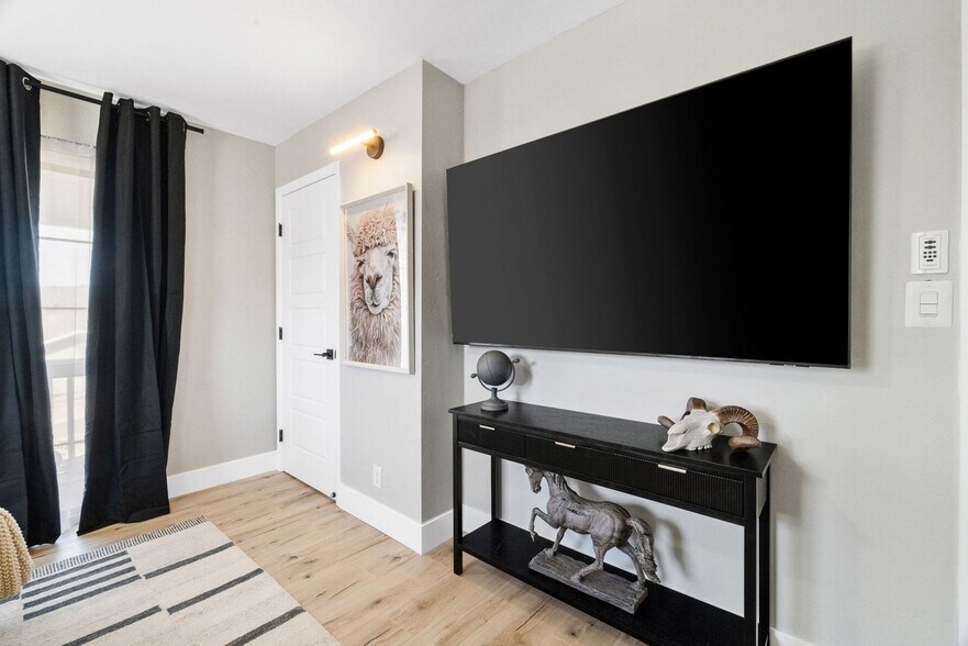 Primary Photo - 304 E Goodwin St