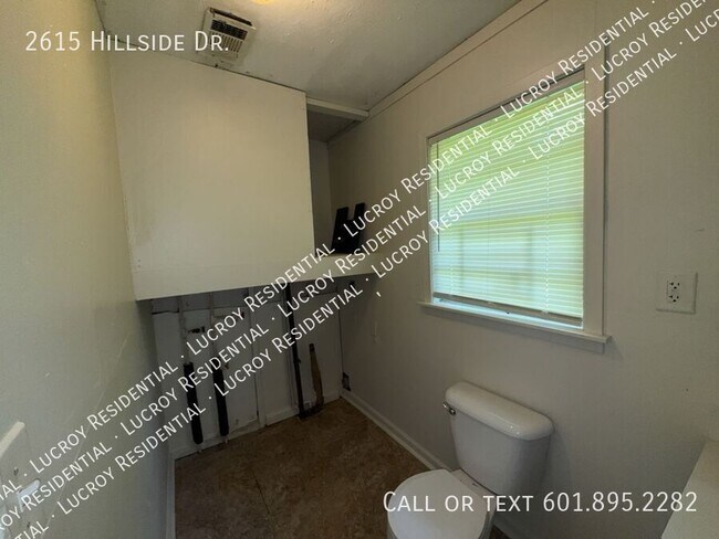 Building Photo - 2615 Hillside Dr
