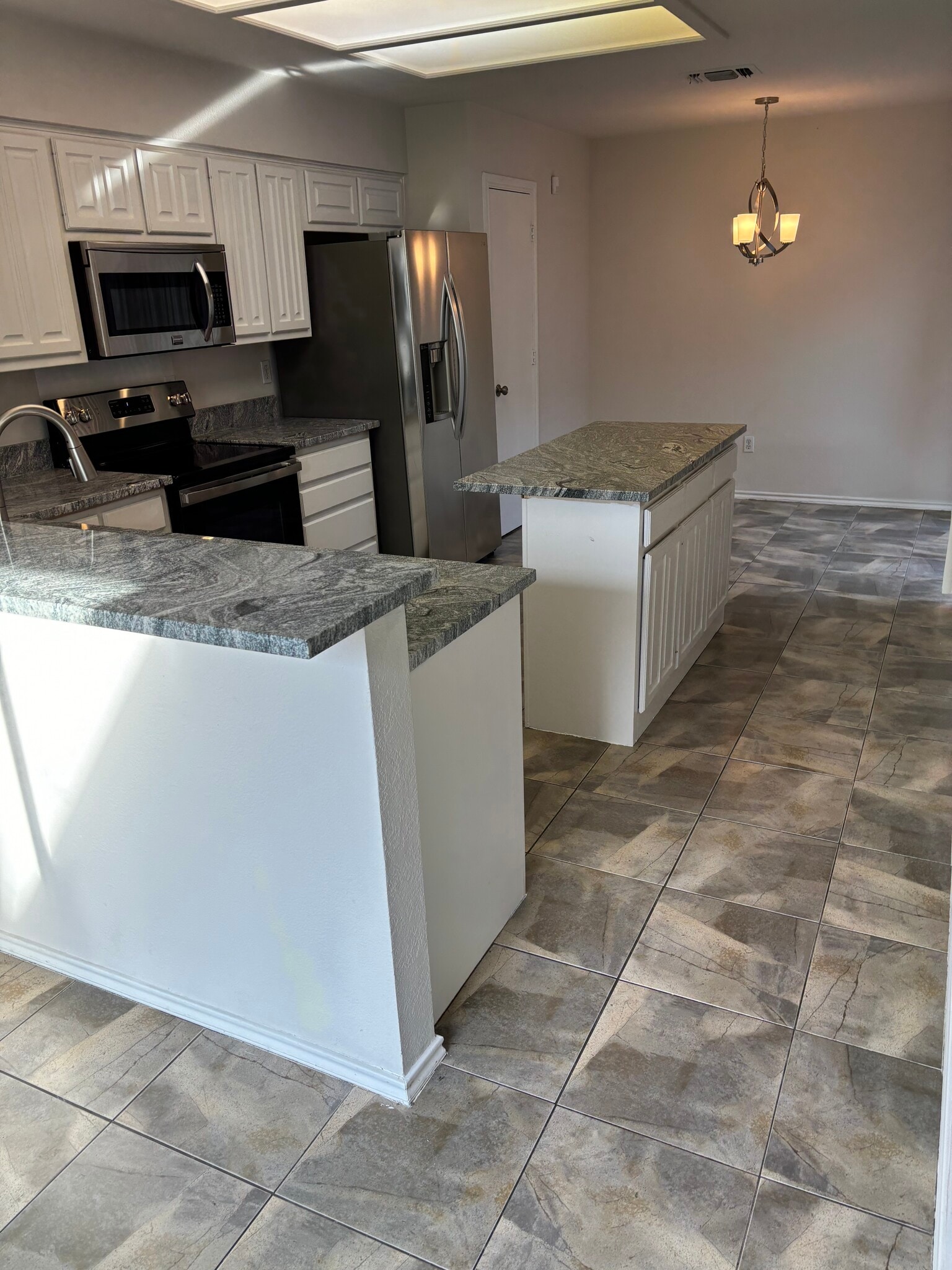 New kitchen granite counters and faucet - 1009 McCoy Dr