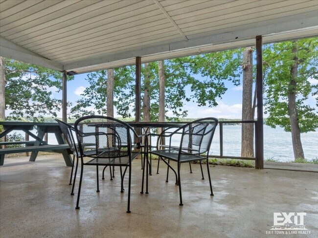 Building Photo - Welcome to this 3 Bedroom, 2 Bath Home in Wildwood Point!